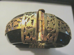 VINTAGE CHUCKY TRIBAL BONE/HORN w/BRASS GOLD ETCHINGS PIN CLASP BANGLE BRACELET