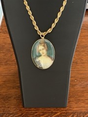 Lovely Vintage MEDICI Signed Pictured Lady Pendant Gold Tone Chain Necklace
