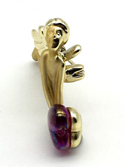 CAJC Vintage GoldTone Metal Winged Cherub HoldIng Amethyst Color Glass Heart Pin