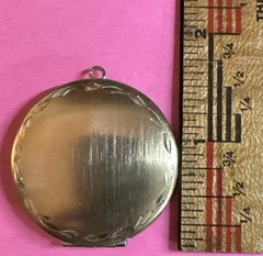 Vintage Goldtone ‘70s Locket No Markings 1 3/4”