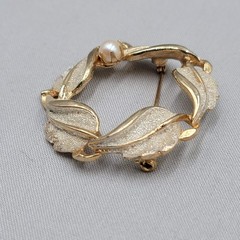 Vintage Kramer Wreath Brooch Gold tone White Brushed Enamel 1.75″