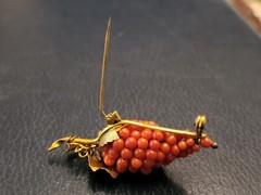 ANTIQUE VICTORIAN CORAL GRAPE BUNCH BROOCH-GILDED 800-FRUIT