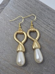 Faux Pearl Teardrop Matte Gold Tone Pierced Earrings Dangle Drop Vintage 2.5 In