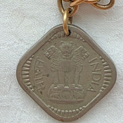 VINTAGE COIN CHARM BRACELET 11 INT COINS