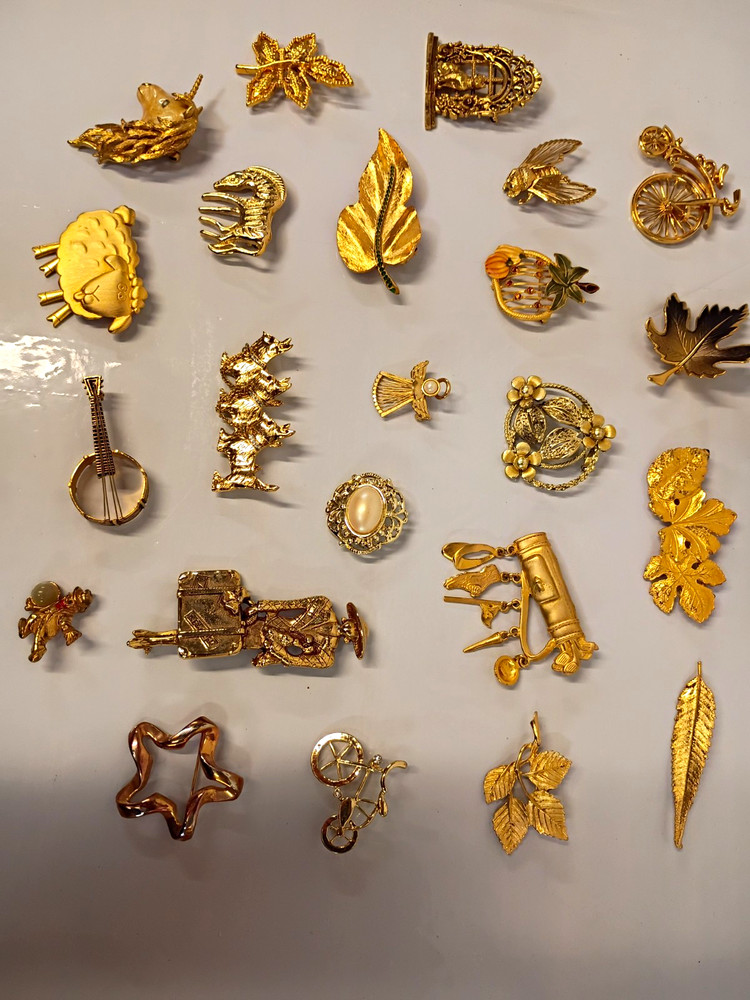 23 Vintage Brooches! Some Signed. SPAIN,C N.Y., JJ,MONET,KC,