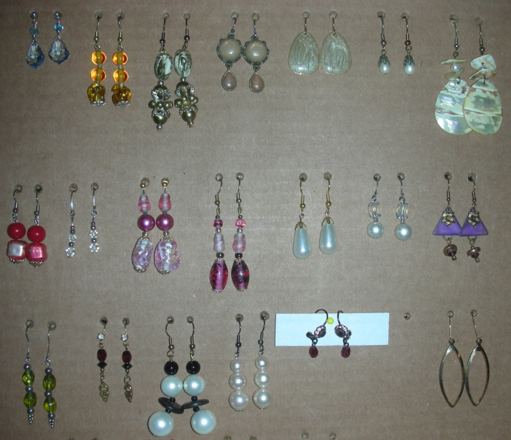 LOT 22 PAIRS VINTAGE EARRINGS PIERCED DANGLE DROP BEADED STONE GLASS COLORFUL