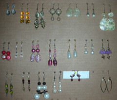 LOT 22 PAIRS VINTAGE EARRINGS PIERCED DANGLE DROP BEADED STONE GLASS COLORFUL