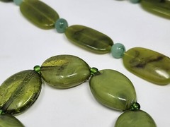 Vintage Green Lucite Faux Jade 18″ Necklace and Elastic Bracelet Set Lightweight