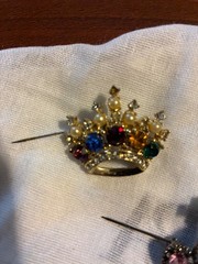 4 Women’s Crown Style Brooches w/Embelished Jewels – Nice!