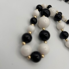 Vintage Black White Graduated Bead Necklace Gold Tone Spacers Single Strand 24″