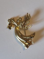 Vintage JJ Jonette Angel w/ Trumpet Gold Tone Metal Christmas Pin Brooch