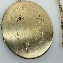 Vintage Locket Pendant Necklace Gold Tone Etched Pink Stone 24″ Chain