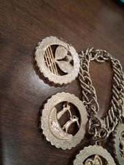 Vintage Gold Tone Sports Charm Bracelet 7″ Sailing, Skiing, Bowling, Golf…