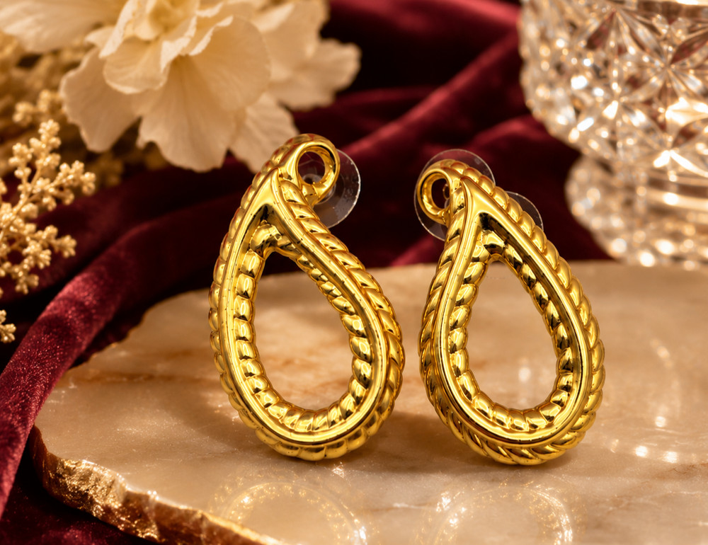 Vintage Gold Plated Brass Openwork Paisley Teardrop Pierced Earrings 1.5 In