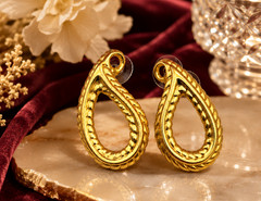 Vintage Gold Plated Brass Openwork Paisley Teardrop Pierced Earrings 1.5 In