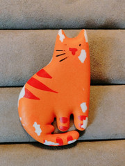 Vintage Ceramic Hallmark Orange Tiger Cat Brooch (172 – 2536)