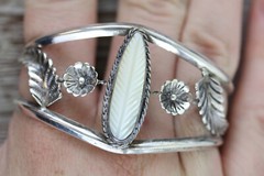 VINTAGE NATIVE AM INDIAN MOP FEATHER STERLING SILVER 925 CUFF BRACELET 6.25″