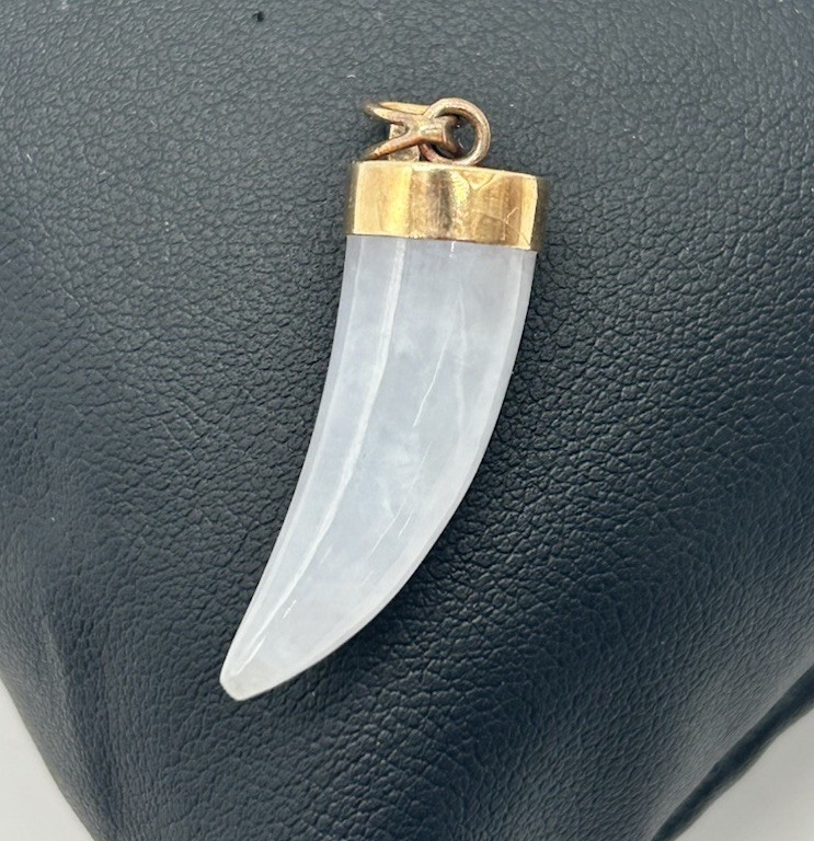Vintage 14K Gold & White Jade Nephrite Tooth/Claw Shaped Jewelry Pendant (4.75g)