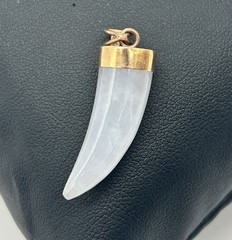 Vintage 14K Gold & White Jade Nephrite Tooth/Claw Shaped Jewelry Pendant (4.75g)