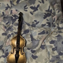 Vintage Gold Tone Black Violin Shaped Brooch Pin Musical Instrument Jewelry