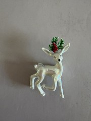 Vtg Gerry’s Enamel Reindeer Brooch Pin White Iridescent Holly Berries Metal 1.5″
