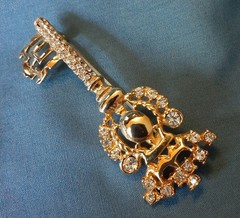 GOLD TONE/RHINESTONE 2.5 IN KEY TO CROWN BROOCH PIN