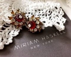 MIRIAM HASKELL 40′ HORSESHOE 2-PC BLOOD RED CÔTELÉ & NUGGET BEAD ICE R/S ACCENTS