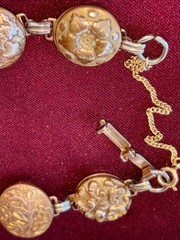 ANTIQUE ART NOUVEAU BUTTON FLORAL EMBOSSED LINK BRACELET