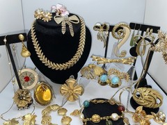 29 Pcs Vintage Gold Tone High End Jewelry Brooch Necklace Earrings Bracelet Lot