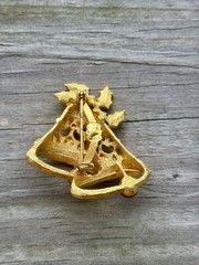 Christmas Pins/Brooches Vintage Unbranded Lot Of 4 – 3 Christmas Trees & A Bell
