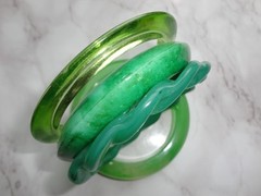 LOT OF 4 VTG ESTATE MARVELED GREEN LUCITE FLYING SUCER TWISTED BANGLE BRACELETS