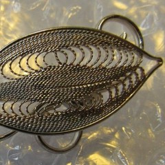 LOVELY CLASSIC SILVER TONE FILEGREE LEAF BROOCH PIN W/ FAUX PEARL MOTHER’S DAY