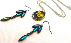 Lovely Vtg Green Glass Pendant with Gold Roses & Aurora Glass Pierced Earrings
