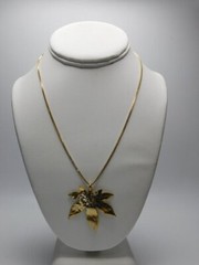 B195-VINTAGE NECKLACE~GOLD TONE/LEAVES~18″~1.75″ WIDE PENDANT