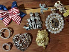Vtg Jewelry Lot Of 10 JJ DM & Unsigned Mixed Metals Brooches Color Stones