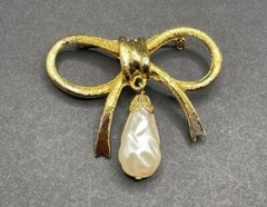 Vintage Bow Pin Gold Metal Imitation Drop Dangle Pearl Unsigned