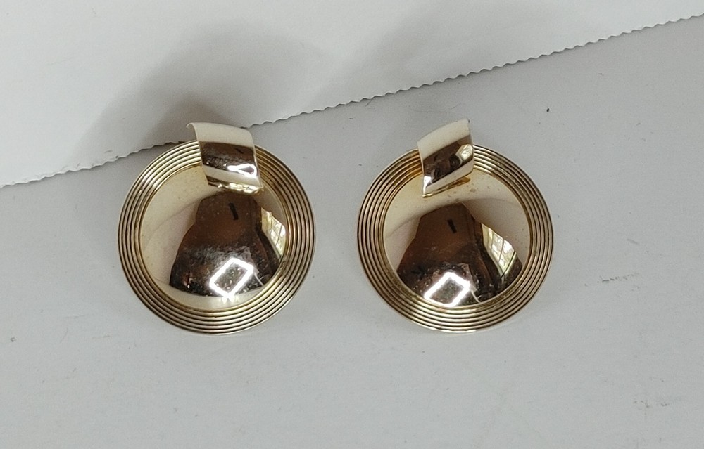 Vintage MARVELLA Gold Tone Clip On Earrings 1″ Round Classic Signed
