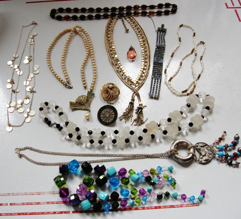 NICE LOT OF VINTAGE JEWELRY MOST TO WEAR SOME FOR REPAIR