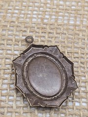 Antique Victorian Pressed Metal Resin Set Flower Pendant 1.5″