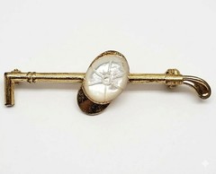 Vintage Gold Tone Golf Club & Hat Pin Brooch Iron Putter MOP Style Golfing Gift