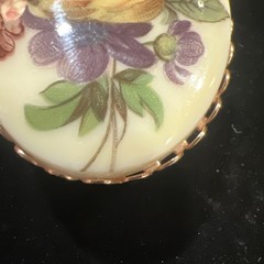 Vintage Oval Resin Brooch w/Floral Design Scalloped Gold Tone Frame