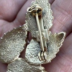 VINTAGE BRUSHED GOLD TONE LEAF LEAVES BROOCH PIN 1 3/4″ NICE