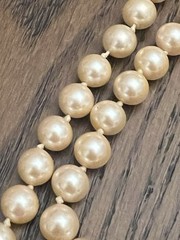 LES BERNARD FAUX PEARL GOLD TONE (WEAR NOTED) RAM HEAD CLASP NECKLACE 34IN LONG