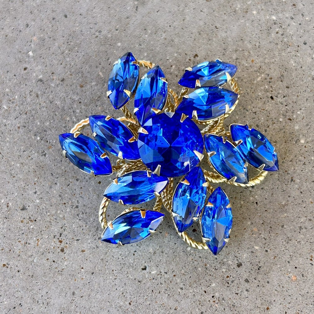 VTG Signed JUDY LEE Gold Tone Vibrant Blue Rhinestone Brooch Pin 2.25″ Diameter