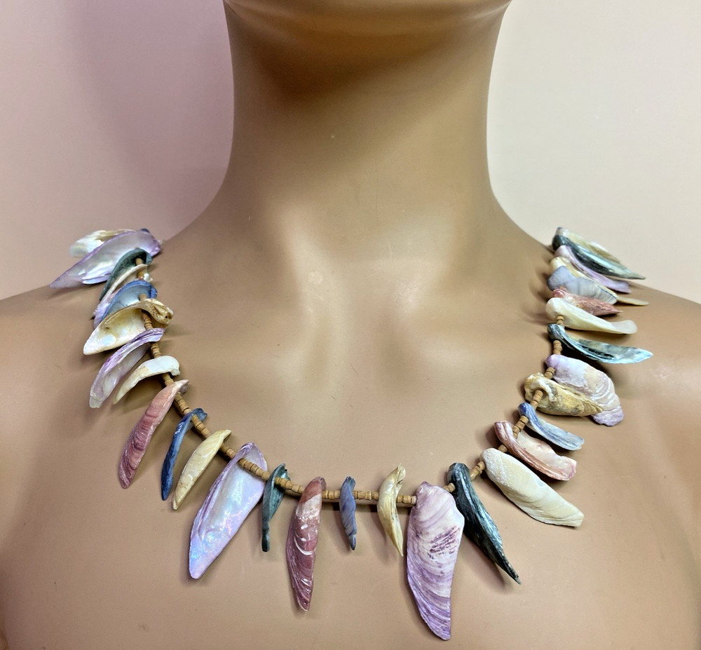 Vintage 1970s-1990s Dyed Shell & Wood Bead Necklace 28″ Screw Barrel Clasp Boho