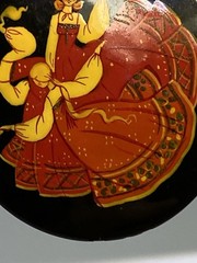Vintage UNBRANDED USSR KHOLUI Papier-Mâché Hand Painted Folk Dance Brooch Pin