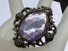 VINTAGE BRASS OR METAL ALLOY FACETED LILAC LUCITE VICTORIAN STYLY BROOCH PIN