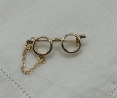 Petite Small GoldTone Round Eye Glasses W Decorative Chain Brooch Pin