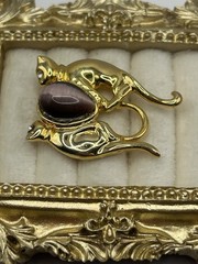 Vintage Gold Tone Cat Brooch Cat’s Eye Cabochon Stone Figural Pin Purple Animal