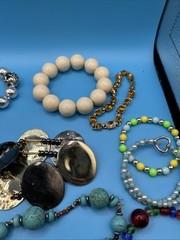 Lot Of 18 Ass’t Style Bracelets Estate Jewelry (see Description)